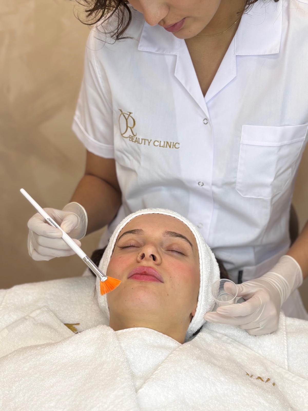 Een peeling wordt met een kwast aangebracht bij YR Beauty Clinic in Purmerend