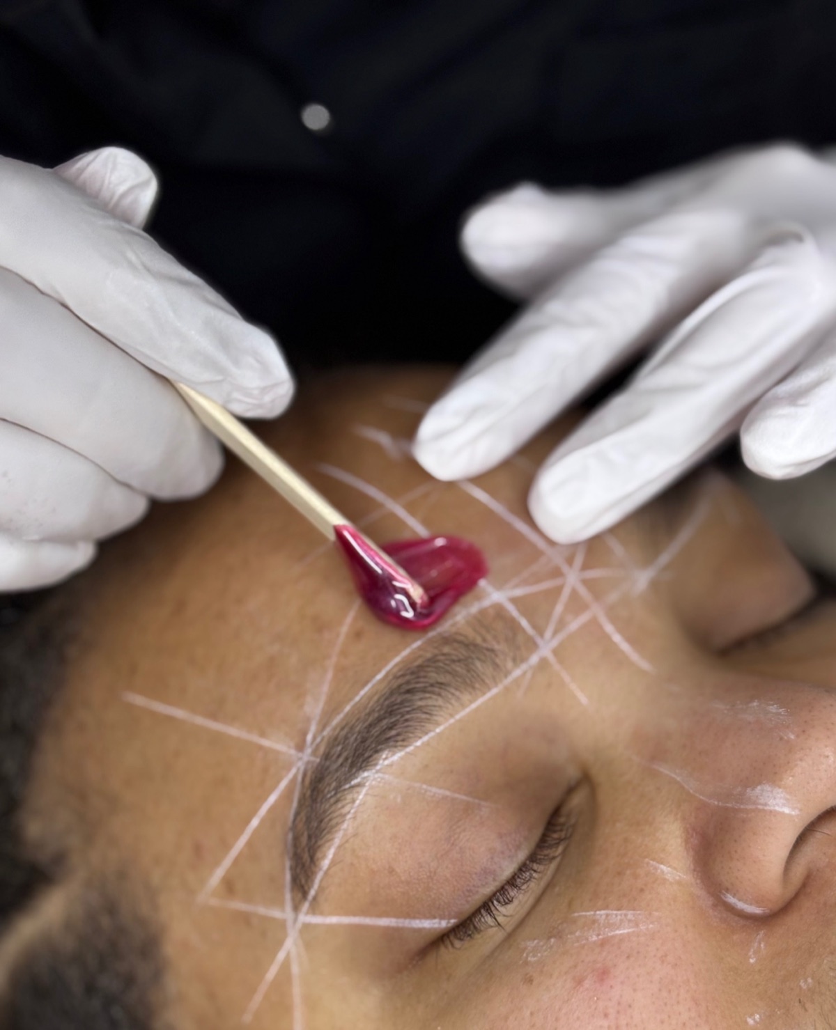 Een browstyling in uitvoering bij YR Beauty Clinic in Purmerend